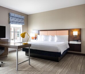 مكتب ومساحة عمل للكمبيوتر المحمول وستائر تعتيم ومكواة/لوح كي