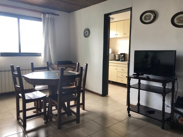 Maisonette, 1 Schlafzimmer | Essbereich im Zimmer
