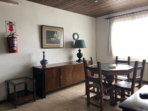 Maisonette, 1 Schlafzimmer | Essbereich im Zimmer