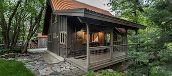 CHARMING 2 BEDROOM SUNDANCE COTTAGE, HOT TUB, WOOD BURNING FIREPLACE