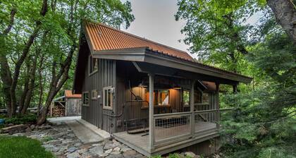 CHARMING 2 BEDROOM SUNDANCE COTTAGE, HOT TUB, WOOD BURNING FIREPLACE