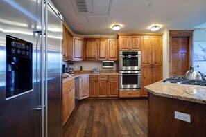Fridge, oven, stovetop, coffee/tea maker