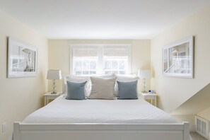 3 dormitorios, escritorio, tabla de planchar con plancha y cuna de viaje