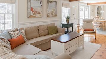 TV connectée, lecteur de DVD, livres