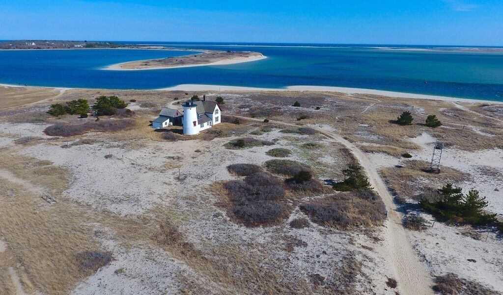 Beach nearby, sun loungers, beach towels