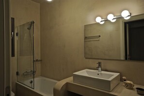 Badewanne, Haartrockner, Handtücher