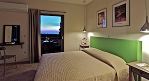 3 bedrooms, iron/ironing board, internet, bed sheets