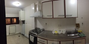 Appartement Duplex, 1 chambre | Cuisine privée | Grand réfrigérateur, micro-ondes, four, plaque de cuisson