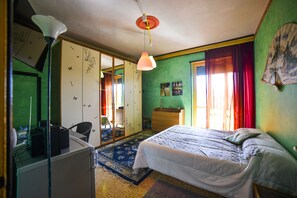 Doppelzimmer, Gemeinschaftsbad, Blick auf den Innenhof (Io Leggo) | Minibar, Zimmersafe, individuell dekoriert, individuell eingerichtet