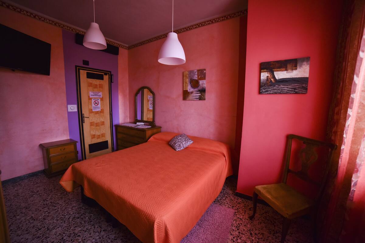 Doppelzimmer, Gemeinschaftsbad (La Elsa) | Minibar, Zimmersafe, individuell dekoriert, individuell eingerichtet