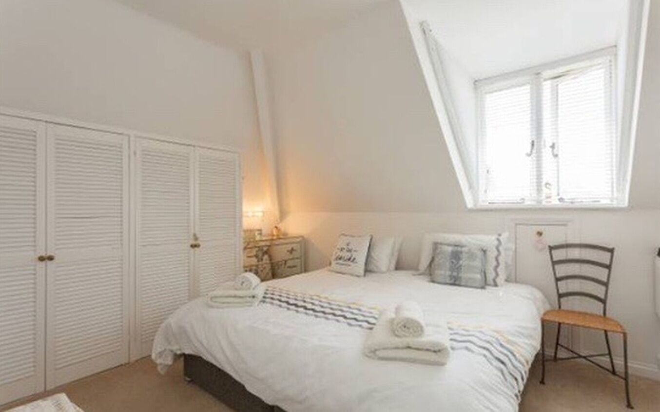 2 chambres, bureau, fer et planche à repasser, lit parapluie