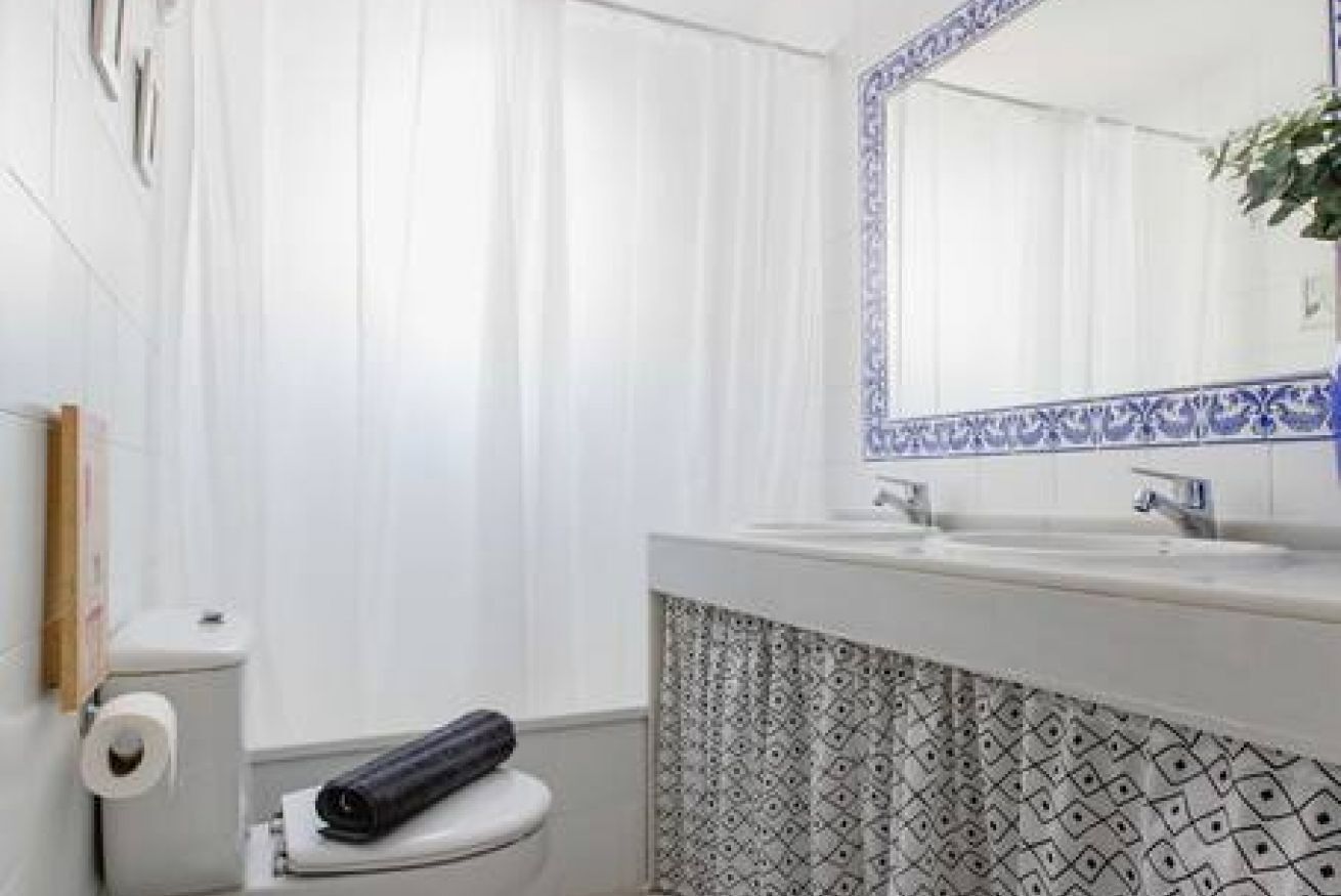 Een bad/douchecombinatie, een haardroger