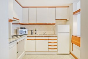 Geladeira, micro-ondas, cooktop, lava-louças