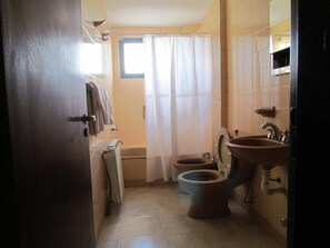 Tina con regadera, amenidades de baño gratuitas, secadora de cabello 