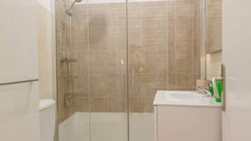Ensemble douche/baignoire, sèche-cheveux