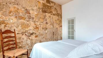 4 bedrooms, iron/ironing board, WiFi, bed sheets