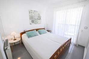 3 slaapkamers, een strijkplank/strijkijzer, gratis wifi, beddengoed