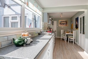 Kylskåp, mikrovågsugn, ugn och diskmaskin
