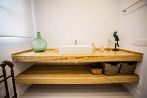 Ensemble douche/baignoire, sèche-cheveux, serviettes fournies