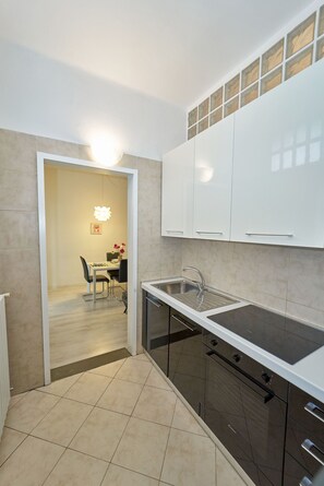 Frigorifero, forno, piano cottura, macchina per tè/caffè