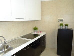 Frigorifero, forno, piano cottura, macchina per tè/caffè