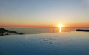 A sunset over a calm body of water with a clear sky. - Affittimoderni Castelsardo The Miramare (Castelsardo)