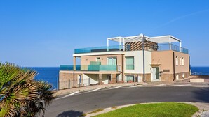 A modern two-story building with a balcony and a view of the sea. - Affittimoderni Castelsardo The Miramare (Castelsardo)