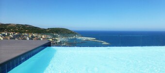 Favoloso bilocale con vista spettacolare e piscina fronte mare in comune