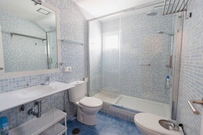Combined shower/tub, towels - Ático Cádiz Centro Histórico (Cádiz)