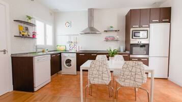 Microwave, oven, dishwasher, coffee/tea maker