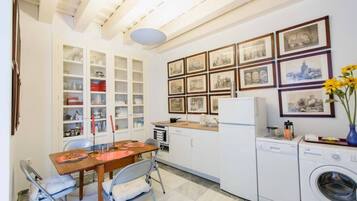 Microwave, oven, dishwasher, coffee/tea maker