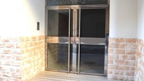 Una entrada de vidre a un edifici amb la inscripció "Recreo-2 Duplex".