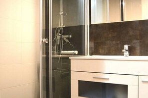 Kombination af bruser/badekar, gratis toiletartikler, hårtørrer