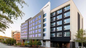 Um hotel moderno com fachada plana, vários andares e uma placa destacada com a inscrição "HYATT PLACE".