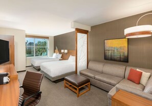 Työpöytä, kannettavalle tietokoneelle sopiva työtila, pimennysverhot