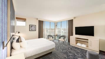 書桌、筆電工作空間、遮光布/窗簾、熨斗/熨衣板