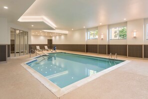 Piscine couverte, chaises longues