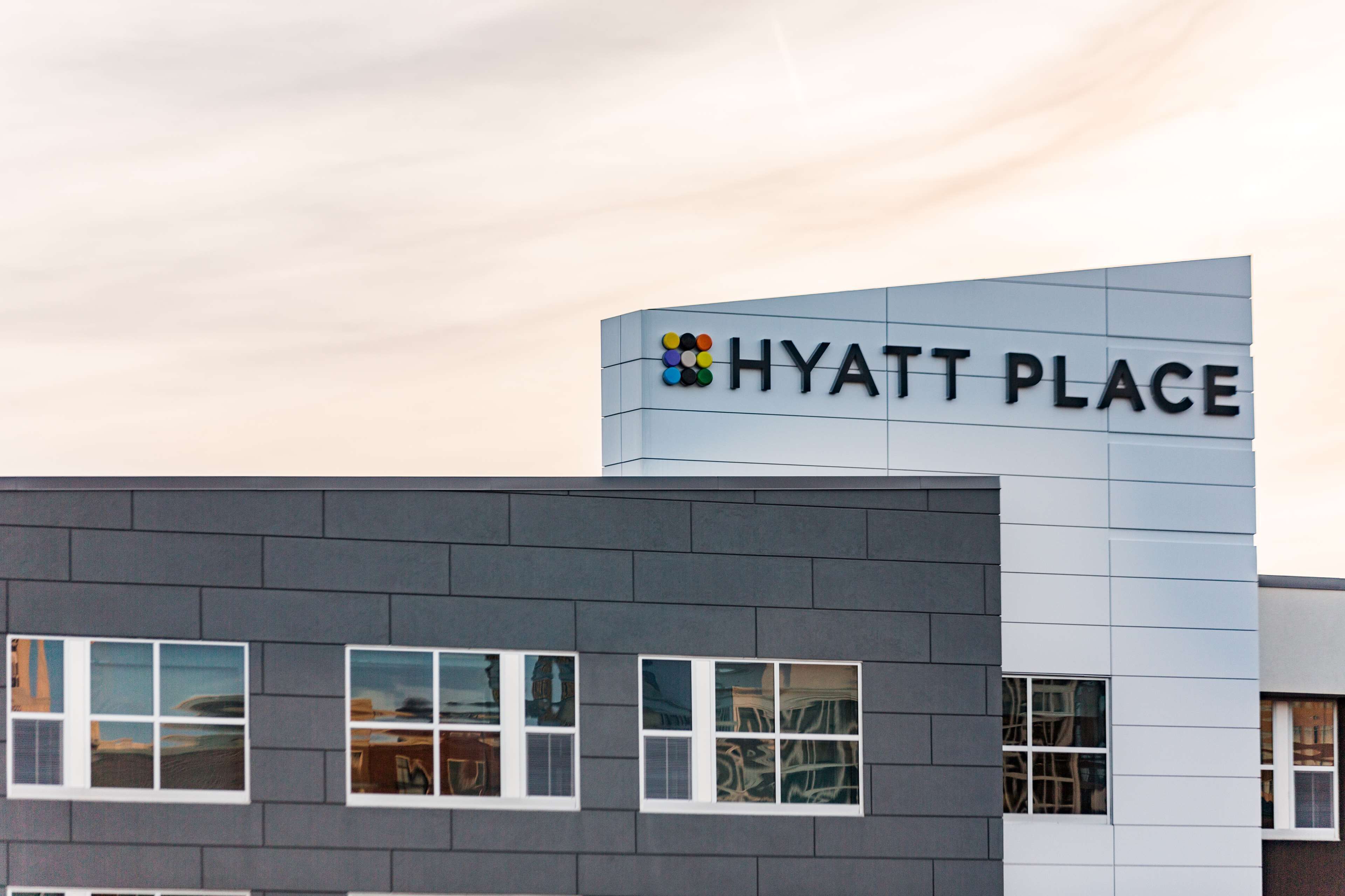 Un edificio moderno con un letrero que dice "HYATT PLACE".