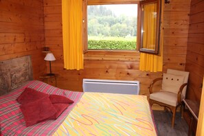 2 bedrooms, iron/ironing board, free WiFi