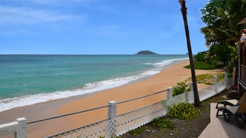 Na praia, espreguiçadeiras