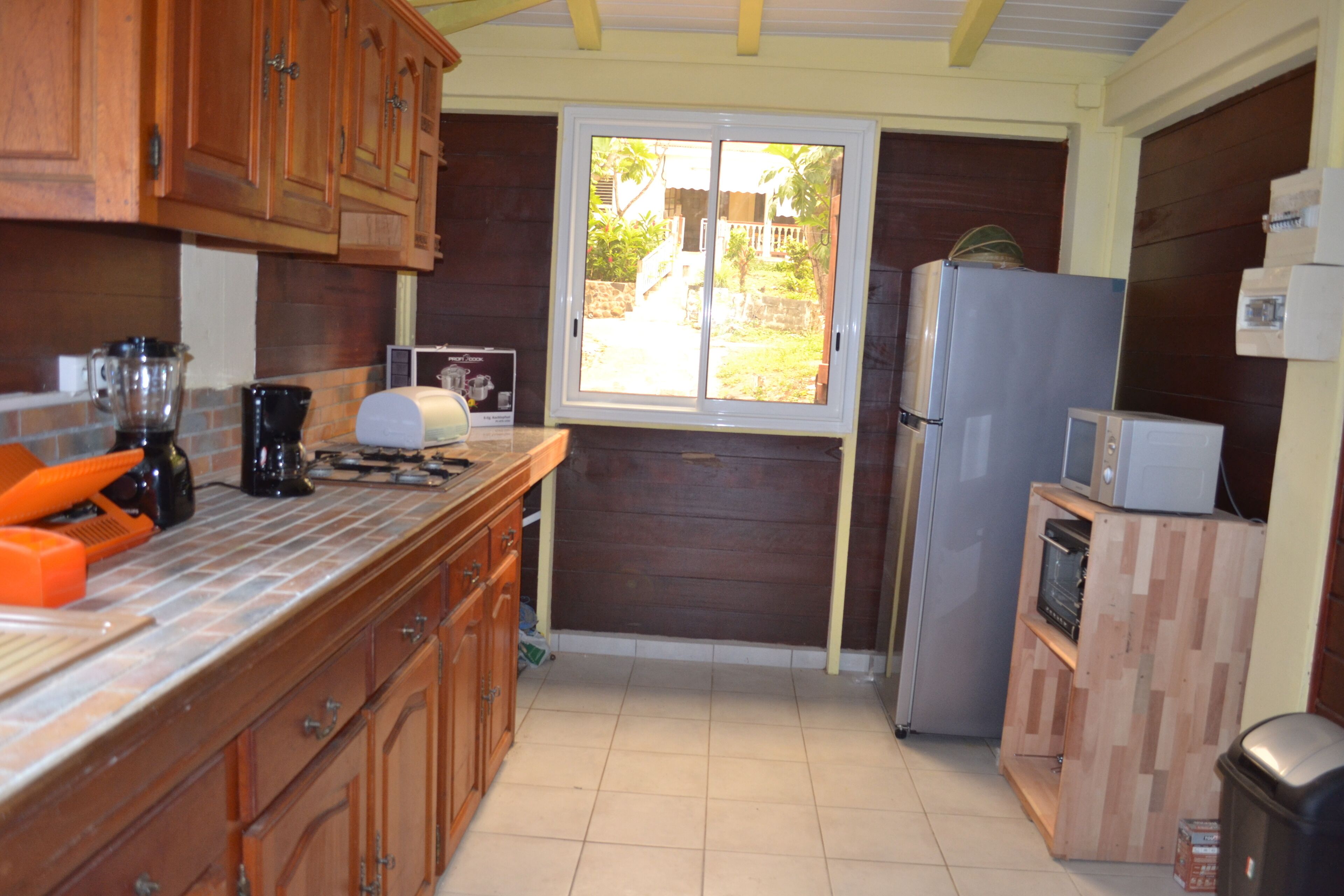 雪櫃、微波爐、焗爐、洗碗機