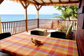 Outdoor dining - Escape with the sound of the waves (Deshaies)