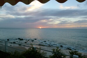 On the beach, sun-loungers - Escape with the sound of the waves (Deshaies)