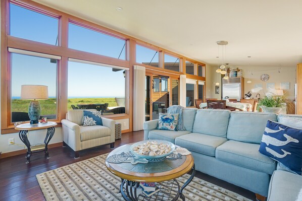 TV, fireplace, DVD player, books - Oceanfront beach home with private hot tub, ocean views, & free WiFi (Westport)