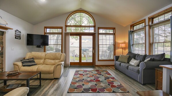 TV, fireplace - Riesling Rod and Reel: Fishers Paradise (Honeoye)