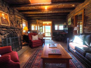 Chalet rustique, 2 chambres | Aire de séjour | Foyer
