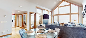 Oceanfront expertly-designed home on Cohasset Beach - dog-friendly