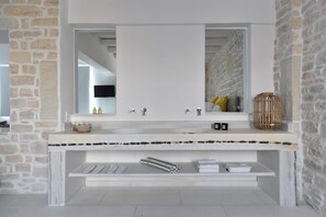 Deluxe Villa, Non Smoking, Private Pool | Bathroom | Free toiletries, hair dryer, towels - Aelya (Paros)