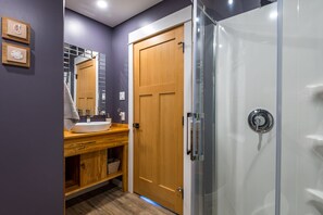 Douche, sèche-cheveux, serviettes fournies, savon