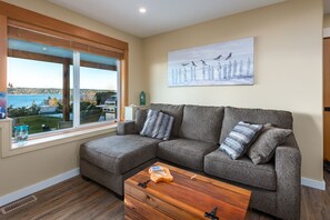Smart TV, books - Pier View Suite, Stunning Ocean View. (Campbell River)